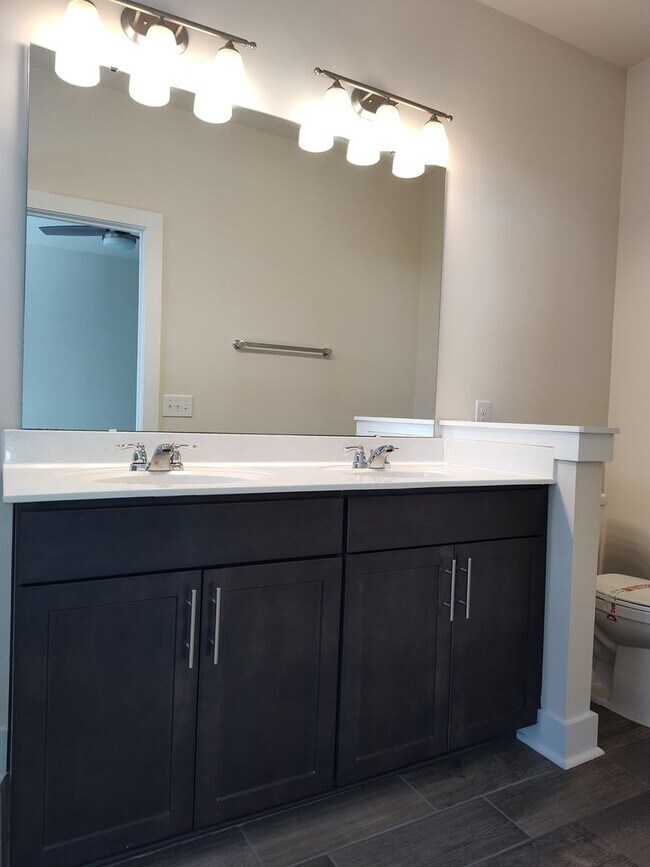 Building Photo - Modern End-Unit Townhome located in the Ce...