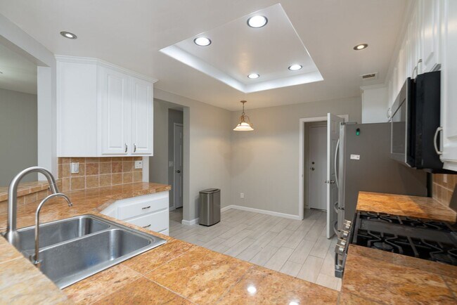 Building Photo - 3 Bedroom Townhome in the Monte Rio Community of Rancho Peñasquitos