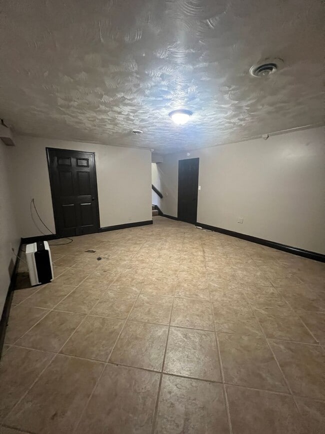 Building Photo - 4 bedroom/2 bath house