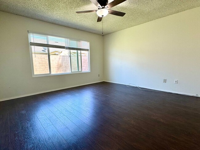 Building Photo - Recently renovated 3 bedroom, 2 bath unit ...