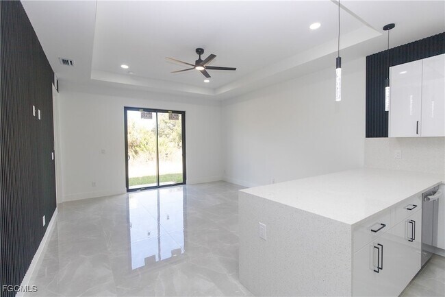 Building Photo - 843 Duplex St E