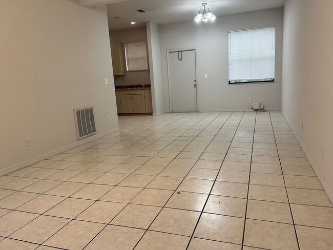Building Photo - Spacious End-Unit Townhome Under Market Value – Freshly Updated & Prime Plant City Location