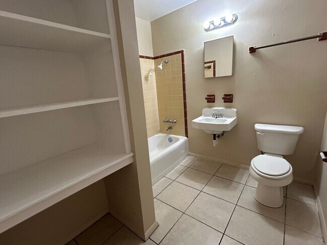 Building Photo - Spacious 1/1 one story unit in a small 18 unit complex.