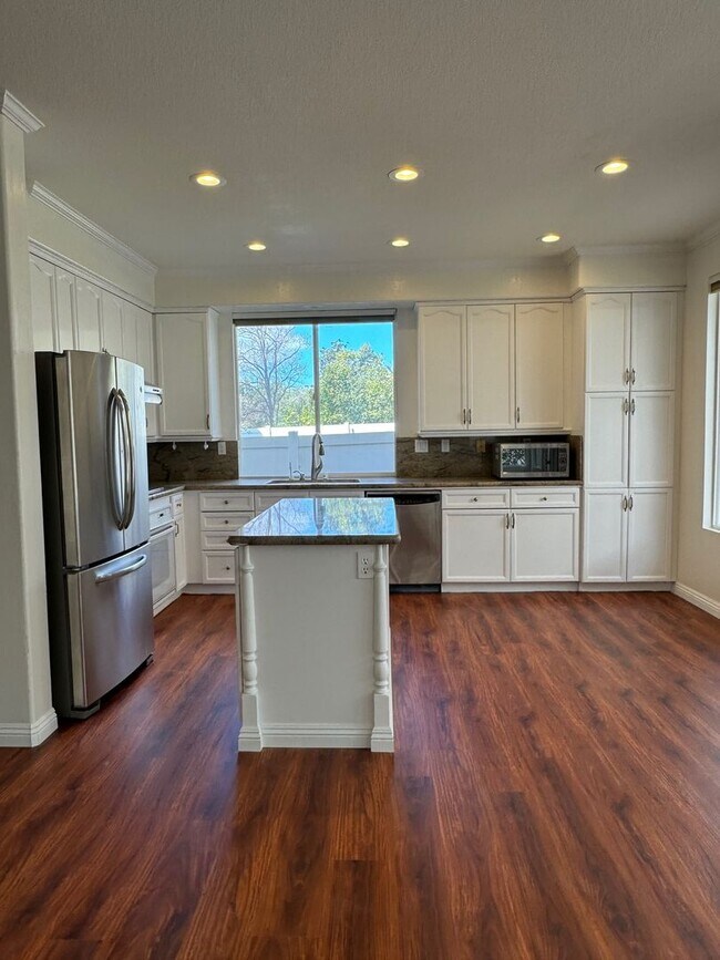 Building Photo - Updated newer home in gated Lang Ranch community