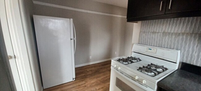 Building Photo - Beautiful 1 bed/1 bath apartment, just off...
