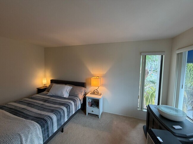 Building Photo - Light-Filled 1 Bed / 1 Bath Condo in UTC, San Diego – Skylights & Balcony