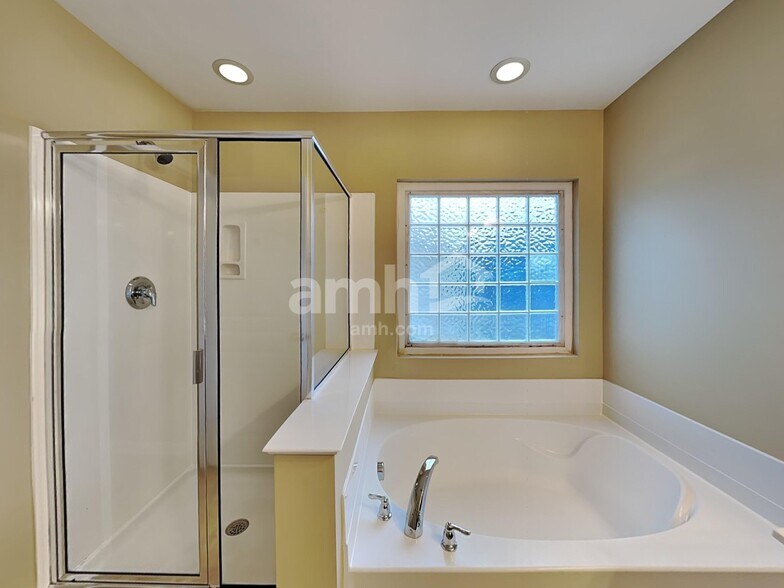 Building Photo - 3211 Whispernut Ln