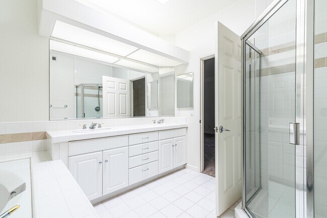 Building Photo - Private Updated 3-Bedroom 3-Bathroom Tri-L...