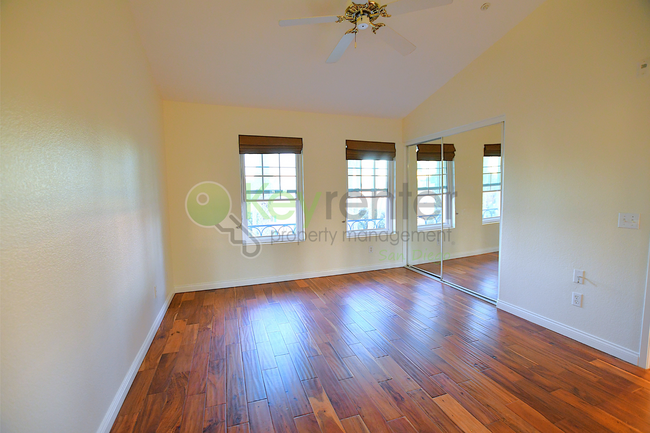 Building Photo - Sorrento Vally| Multi level Townhome|Conve...