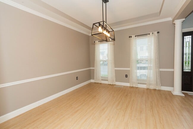 Building Photo - 4 bed, 2.5 bath Single Family Home in Char...