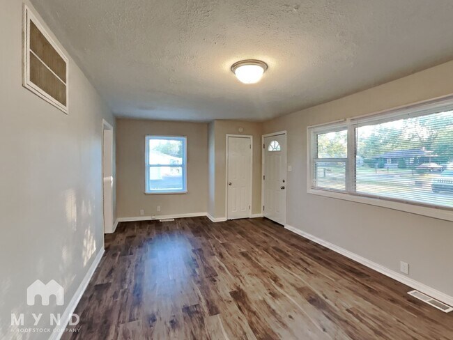 Building Photo - 3102 Elmhurst Dr