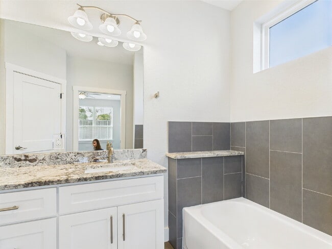 Building Photo - 3-Bed, 2-Bath Home in Fredericksburg – You...
