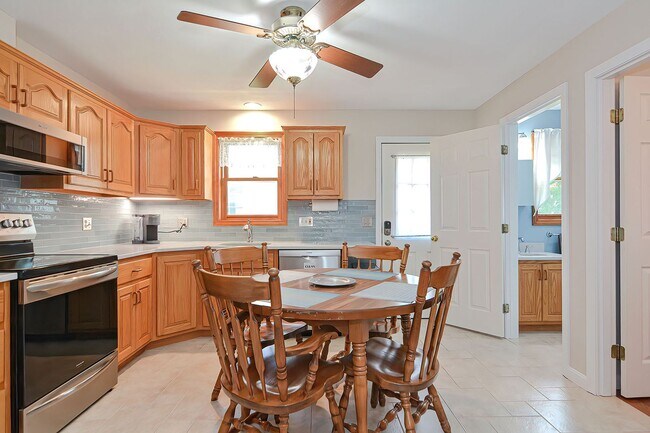 Building Photo - Winter rental: Dot's Place- (Utilities Included)