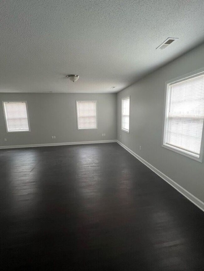 Building Photo - 2 Bed / 2 Bath Duplex near Cherrydale