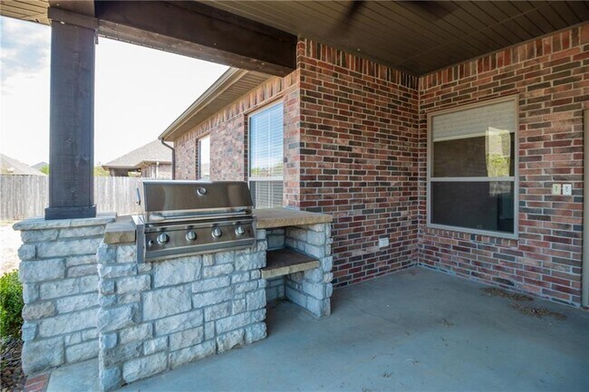 Building Photo - 5404 SW Lavender St