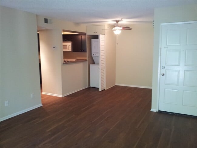 Building Photo - 987 E Del Mar Blvd