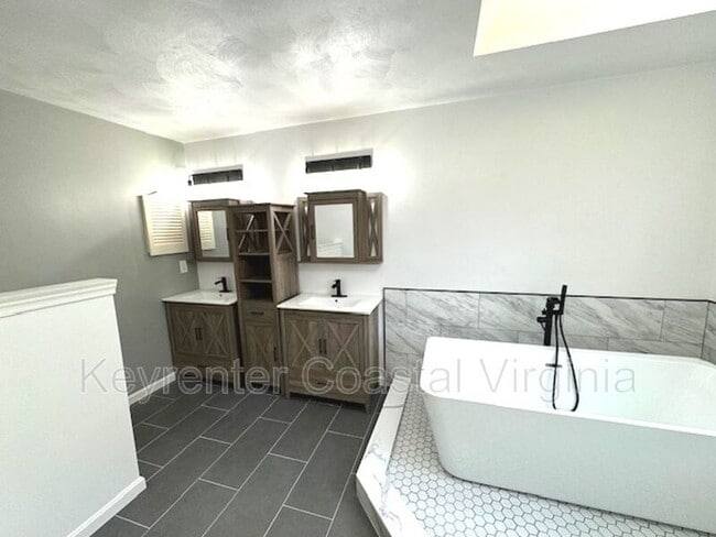 Building Photo - 913 Edgewater Dr