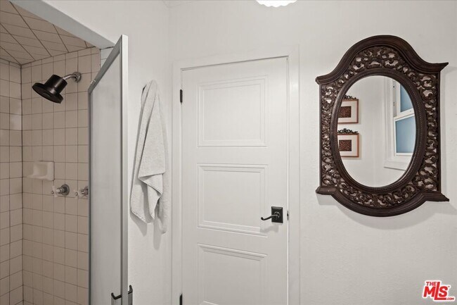 Building Photo - 6119 Del Valle Dr