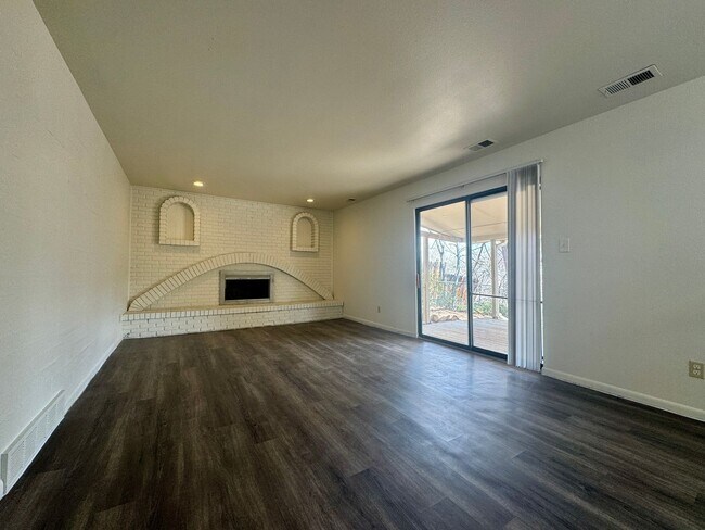 Building Photo - Beautiful 5 bedroom 2.5 bathroom home available NOW!!!