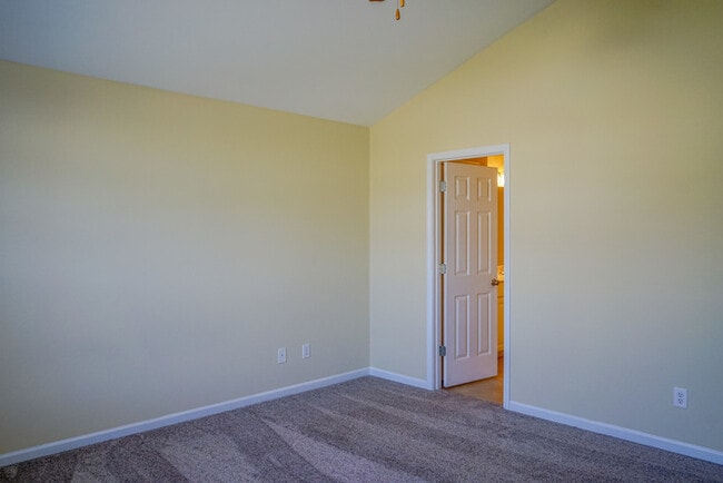 Building Photo - Ranch Home | Back Deck | Fenced In Backyar...
