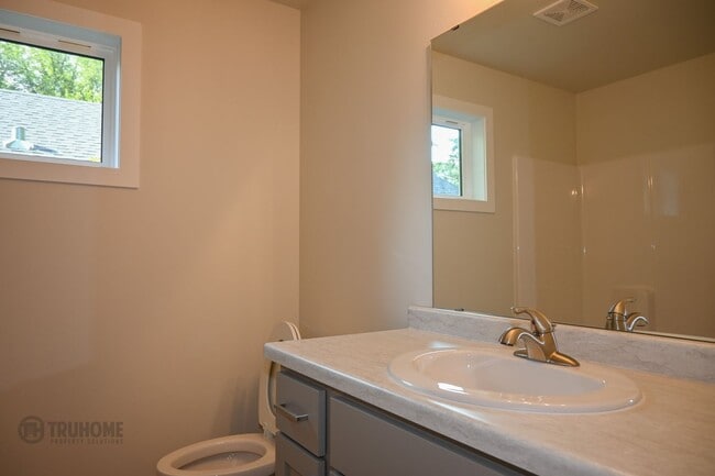 Building Photo - *RENT SPECIAL* Spacious 4 Bed, 2 Bath Sing...