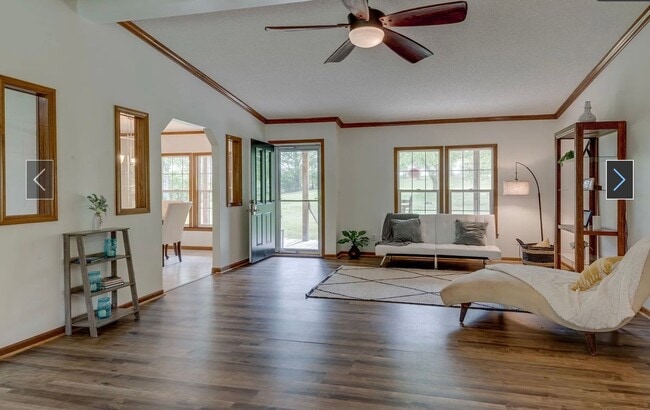 Building Photo - Fairview - 3 bedroom 2 baths - Private living