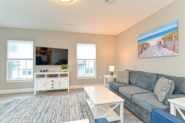 Building Photo - Gorgeous 2 bedroom very spacious condo at the Riviera