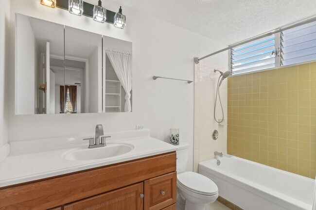 Building Photo - Corner 1BR in Waikiki - Diamond Head Views, All Utilities Included