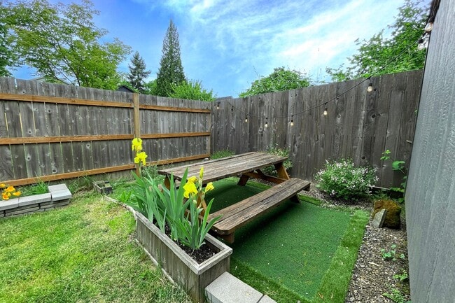 Building Photo - Cute Portsmouth Home with Sunroom, Fenced ...