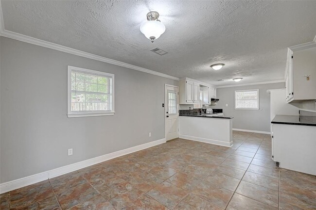 Building Photo - 718 Hohl St