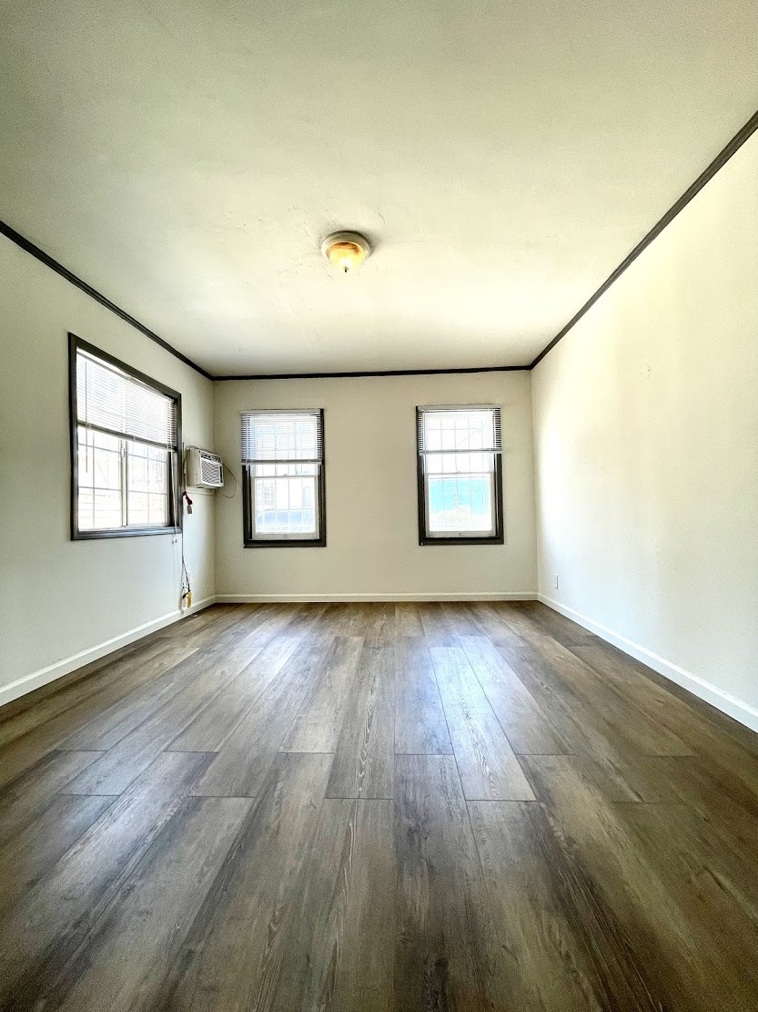 Building Photo - 1345 S Sycamore Ave