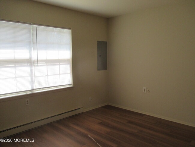 Building Photo - 829A Balmoral Ct