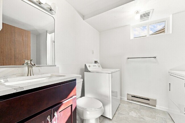 Building Photo - 1354 S Zeno St