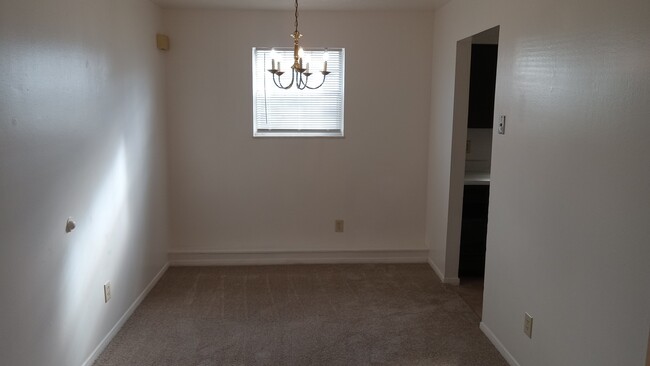 Dining area - 8049 Pippin Rd