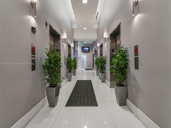 Building Photo - 1200 Brickell Bay Dr
