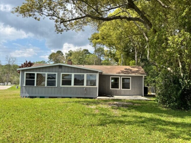 Building Photo - Beautiful 2 Bedroom, 1 Bath Lake Front Home with Den and Oversized 2 Car Garage on Large  Lot