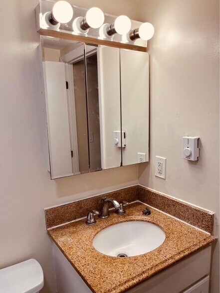 Building Photo - 870 Haverhill St