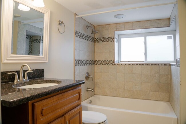 Building Photo - Gorgeous 5 Bedroom / 4 Full Bath Home along Chicago River