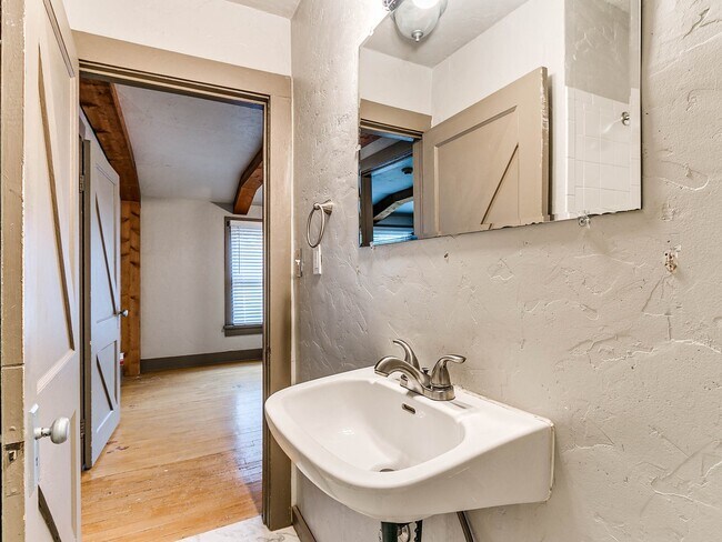 Building Photo - Unique with a Artsy Flare    1Bed + Flex Room /1.5 Bath in Edgemere Park