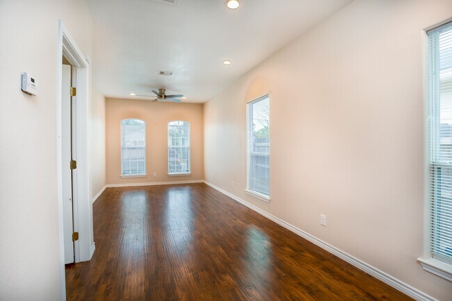 Building Photo - 2009 Colima St