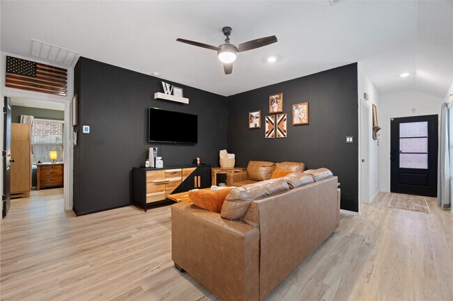 Building Photo - 10417 Pineland Dr