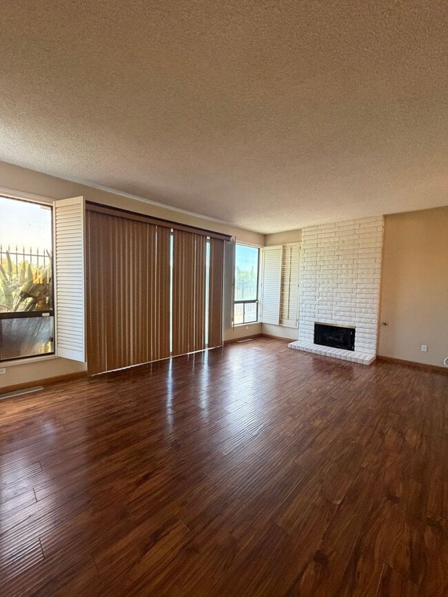 Building Photo - 2323 Easthills Dr