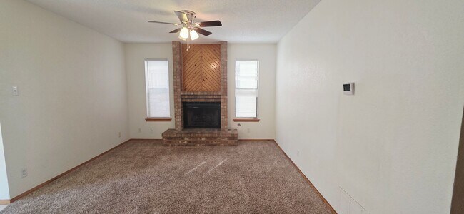 Building Photo - Charming 3 bedroom, 2.5 bath home in West El Paso!