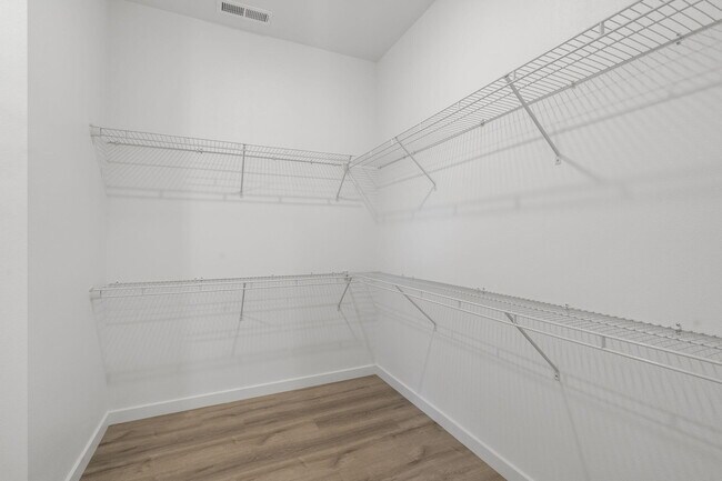 Building Photo - 655 E Forest St