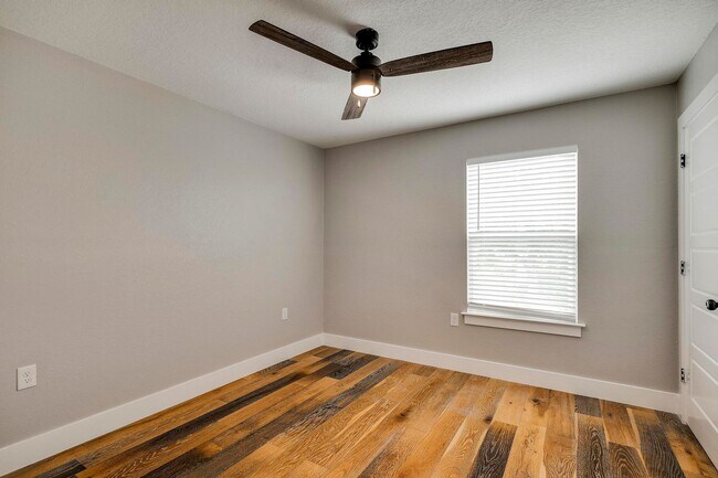 Building Photo - 349-wr