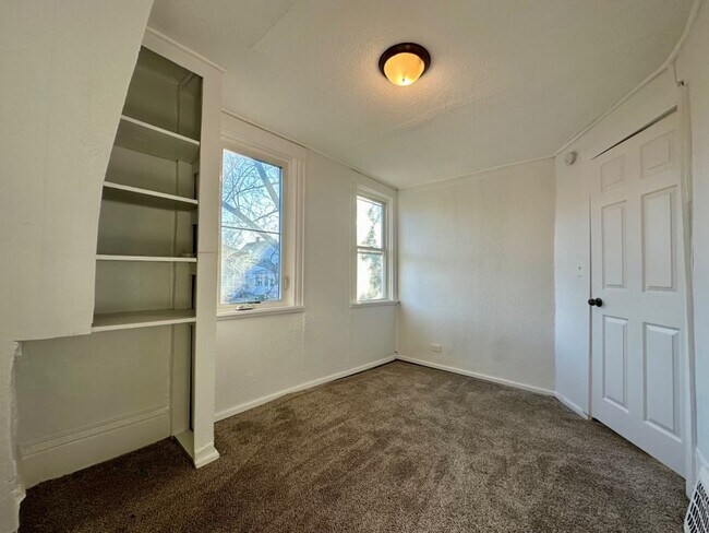 Building Photo - Gorgeous 5 bedroom home in Minneapolis!