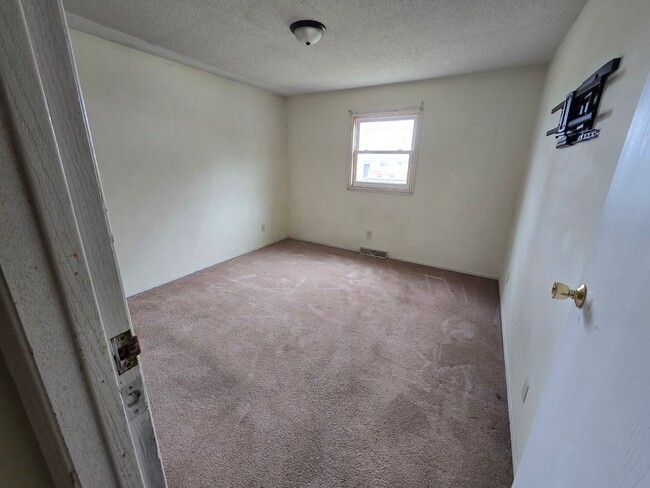 Building Photo - 3 Bedroom 2 Bathroom for $1350.00