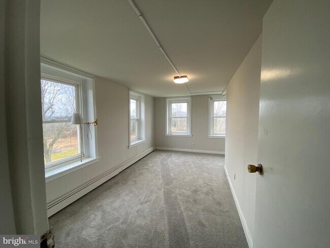 Building Photo - 2063 Hill Rd