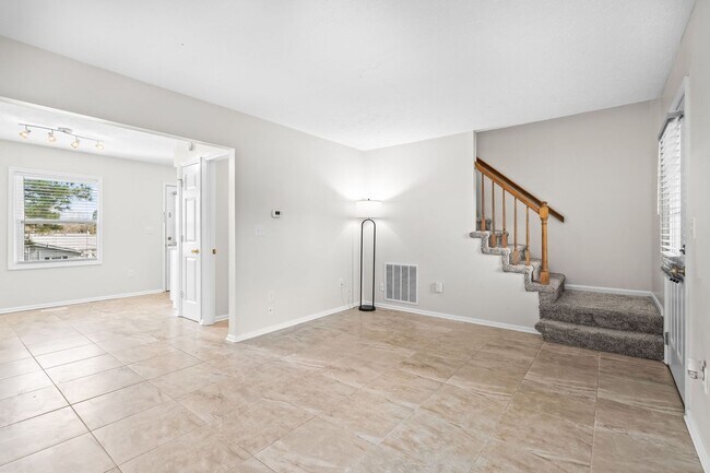 Building Photo - Reduced Rent for Any Lease Signed in Feb!! 8 Blocks to the Beach!!