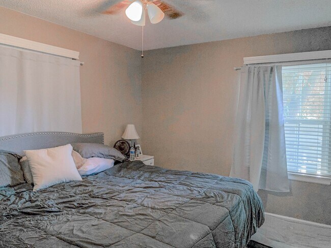 Building Photo - Pre-Leasing - 2-Bedroom Minutes from Texas...